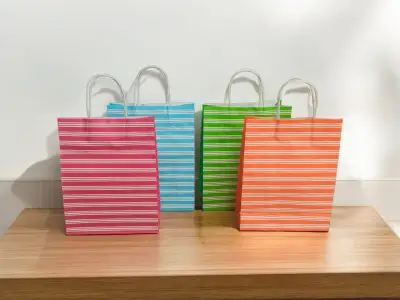 Poklon kesa 21x15cm pruge